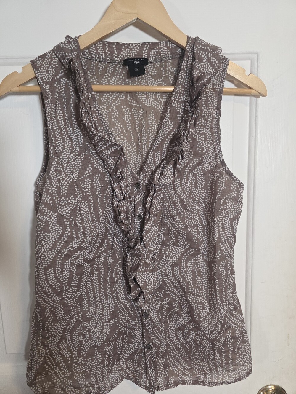 Ann Taylor Sleeveless Ruffled Dot-Print Blouse in Taupe & White Size 10P